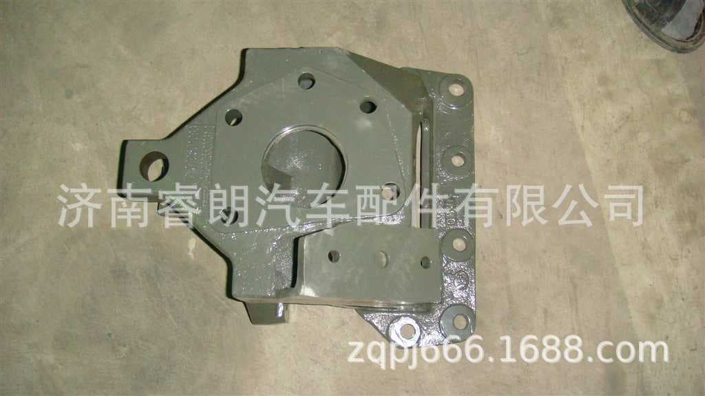Factory Wholesale CNHTC HOWO Steyr Parts WG9925520031 Front Spring Front Bracket Right