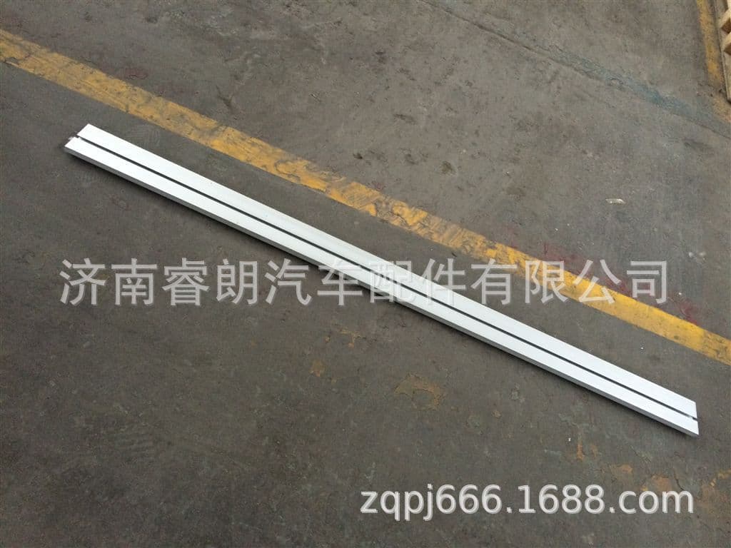 HOWO Parts CNHTC WG9918930114S32 Aluminum Alloy Side Guard 1700 A7