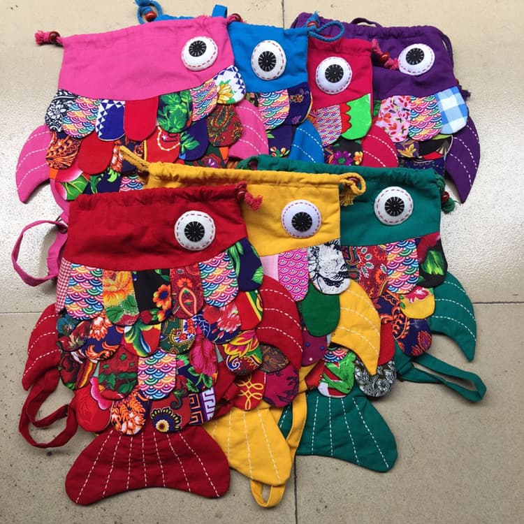 Large fish backpack, ethnic patchwork fish bag, cartoon children's backpack, student schoolbag manufacturer wholesale.
