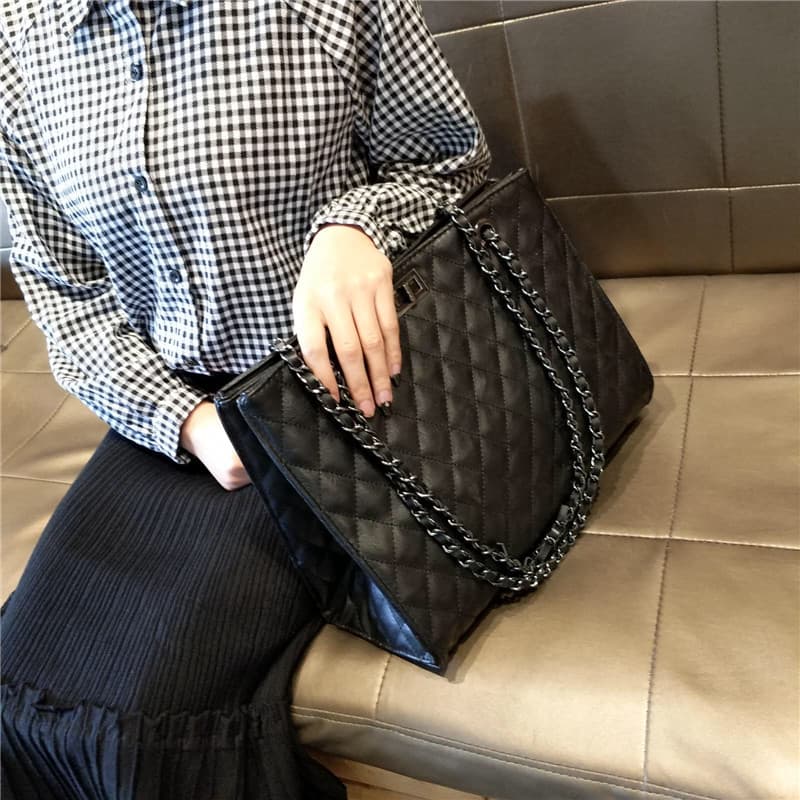 Quilted chain women's bag, 2018 Spring/Summer style, simple large bag, European and American fashion, versatile women's shoulder/crossbody bag.