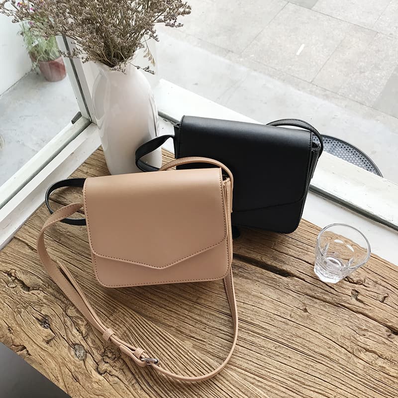2023 new small bag Korean ins crossbody chic Hong Kong style retro small square bag simple casual girl bag.