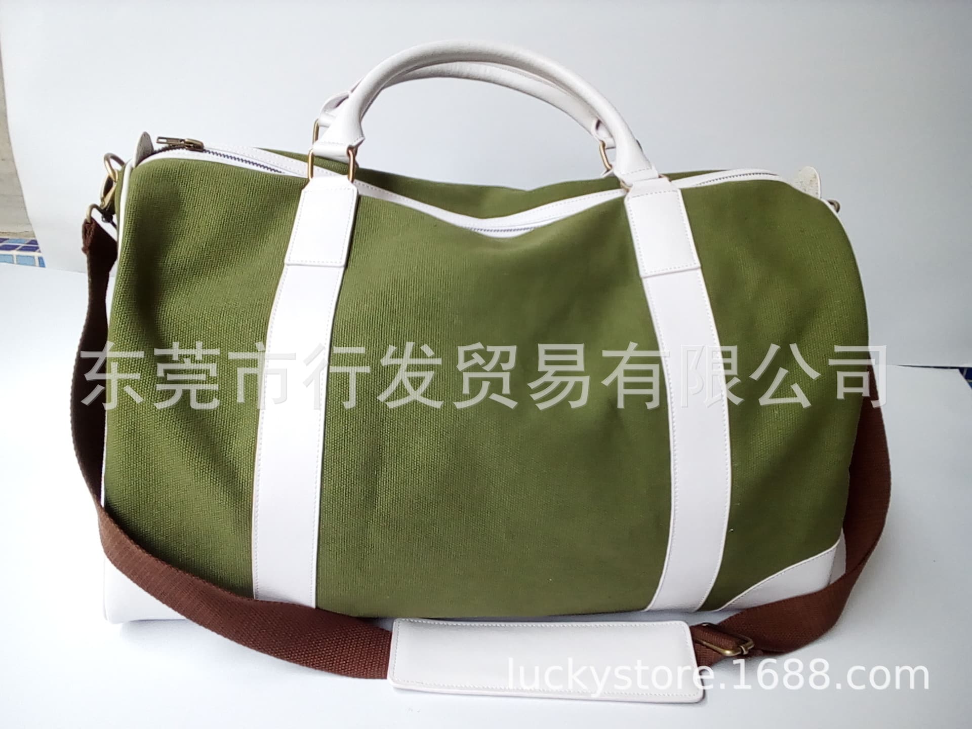 Manufacturer customized new green and beautiful hand travel bag with single shoulder strap and logo printing