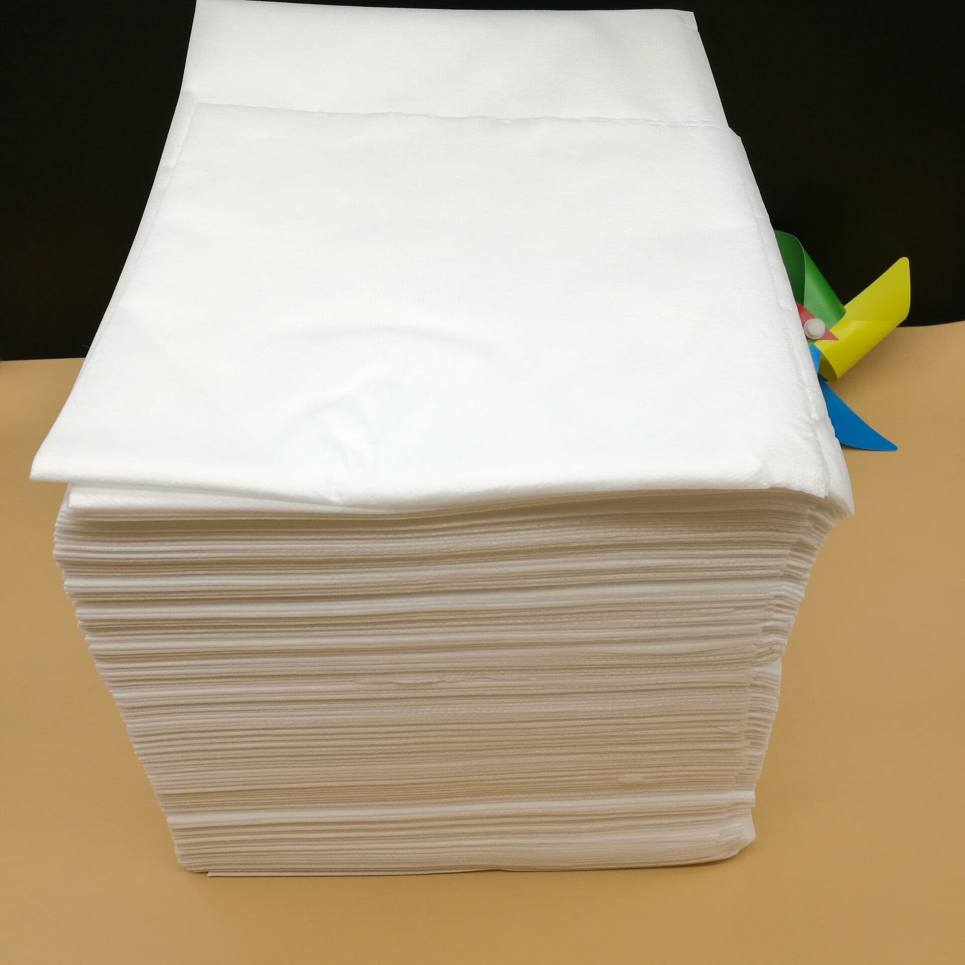 Thickened disposable non-woven fabric beauty massage bed sheet, 90x200cm, with perforations.