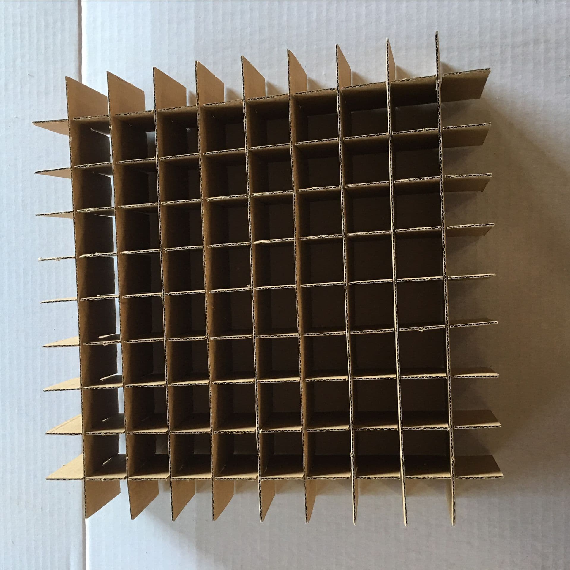 Three-layer and five-layer well-shaped grids can be made for the partition in the carton. The texture is hard and efficient according to the size.