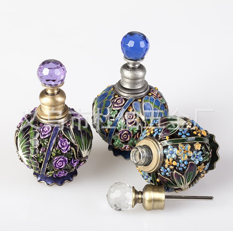 Yiwu factory direct Victoria tubular high-grade metal perfume bottle glass cosmetics split embroidery bottle