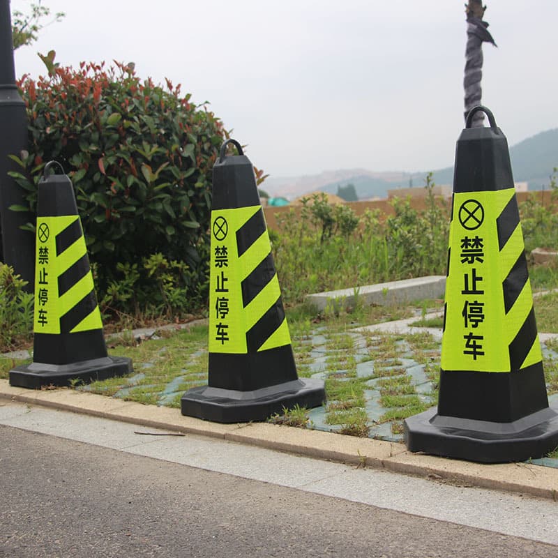 70cm PVC rubber traffic cones, reflective square cones, warning cones, traffic cones, and no-parking signs.