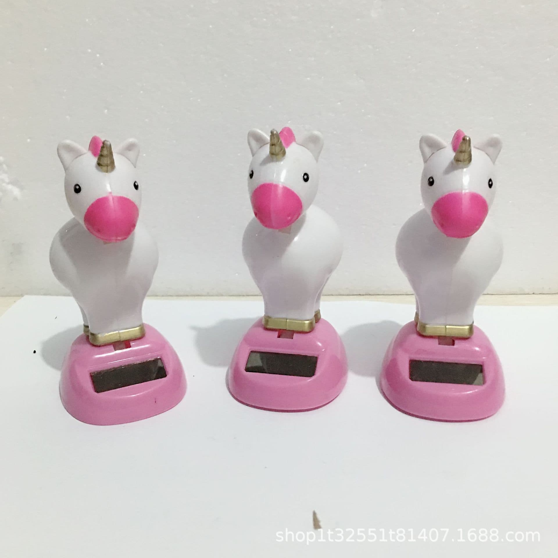 Hot Selling Car Decoration Sunflower Personality Fashion Creative Cute Shaking Doll Solar Car Ornament