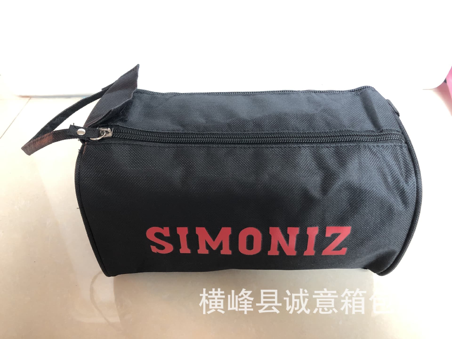 Custom 600D Oxford fabric wristlet pouch with zipper for portable storage.