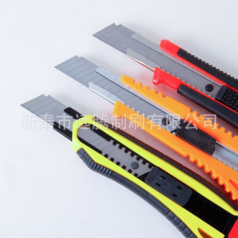 Factory direct sales of wallpaper cutters, small and large sizes, box cutters, utility knives, 18mm and 9mm blades.