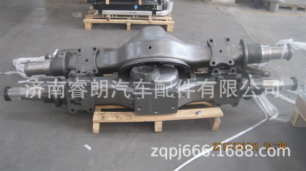 Production and Wholesale of Sinotruk Howo Steyr Parts AZ7121331990 Three-Section Cast Middle Axle Housing Assembly