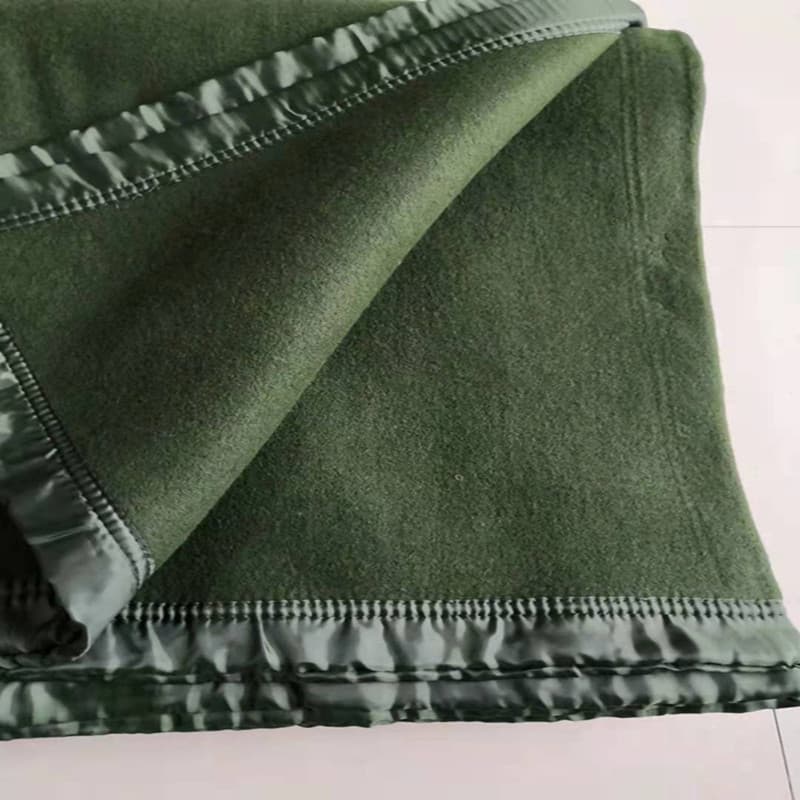 Military green thickened warm camping disaster relief public quilt, dark green blanket, nap blanket manufacturer wholesale