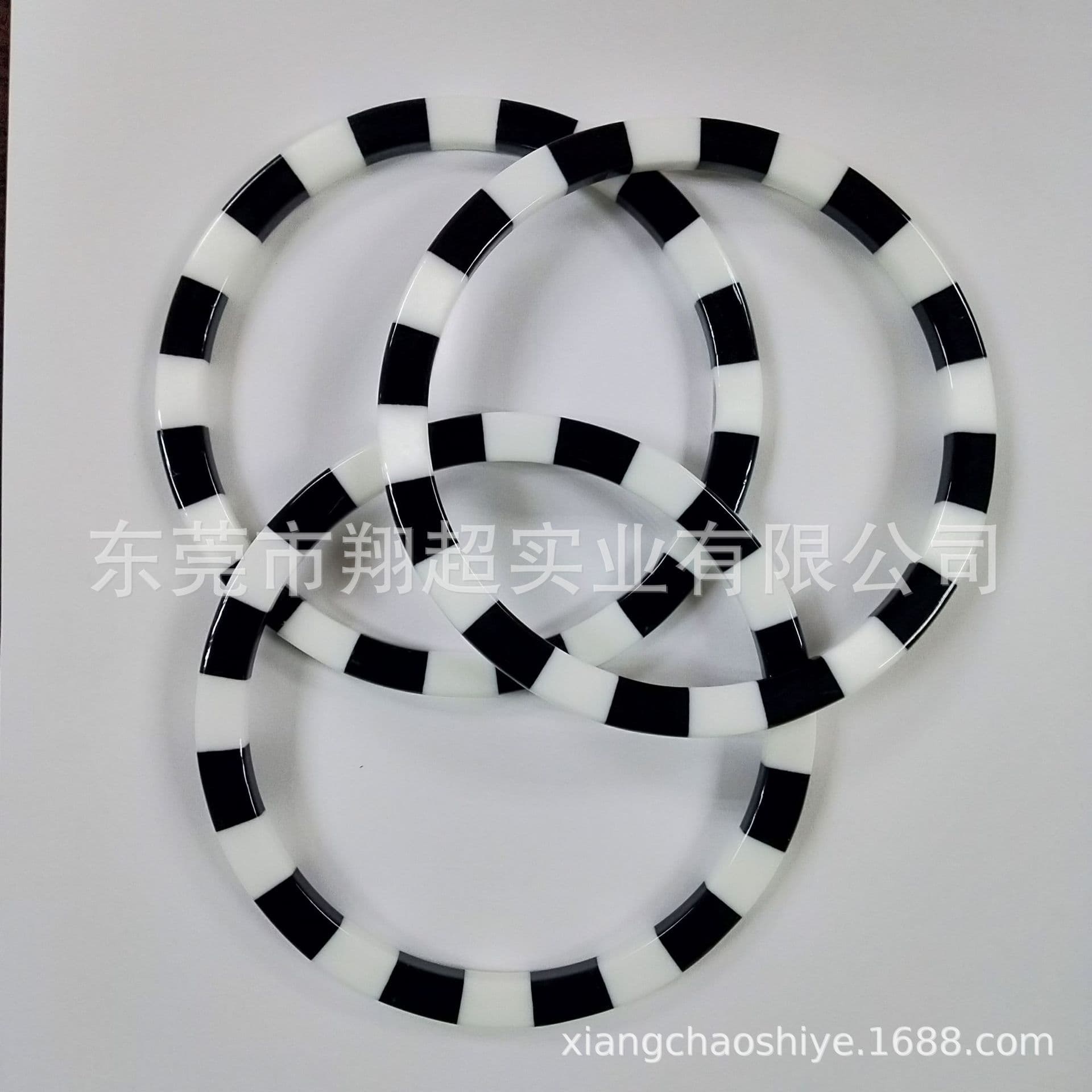 Stylish Black and White Handbag with Handle