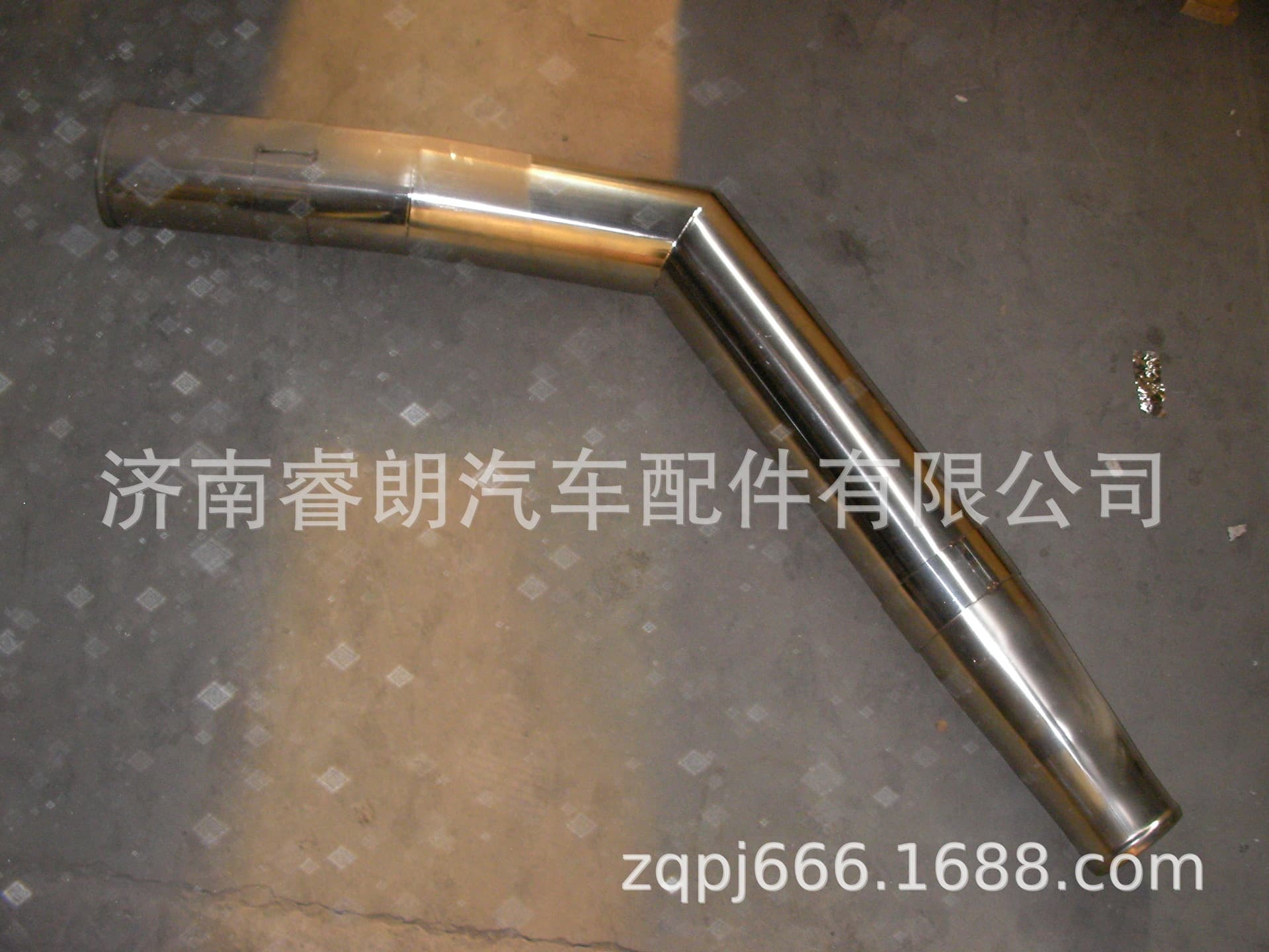 Production and wholesale of Howo dump truck parts VG1047110100 Intercooler intake pipe Euro II