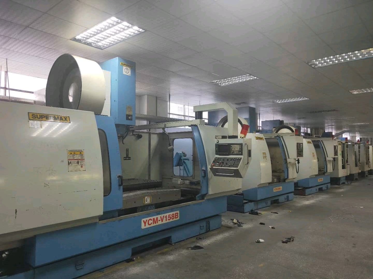 Second-hand Taiwan original Yongjin CNC computer-controlled milling machining center YCM-V960A, second-hand mold machining center.