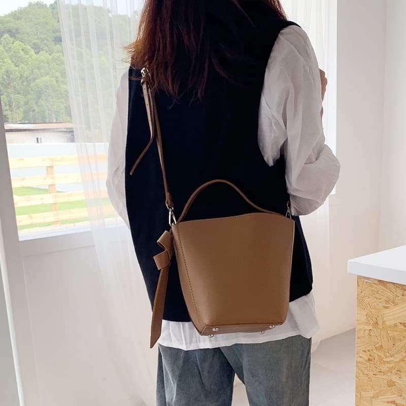 Autumn and winter simple large-capacity solid color mother-in-law bag Korean version ins super popular one-shoulder crossbody bag Pu bucket bag for female students