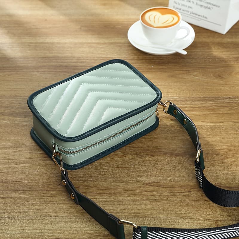 Crossbody bag women's versatile 2022 new trendy versatile wide strap shoulder camera bag manufacturer direct sales dropshipping available.
