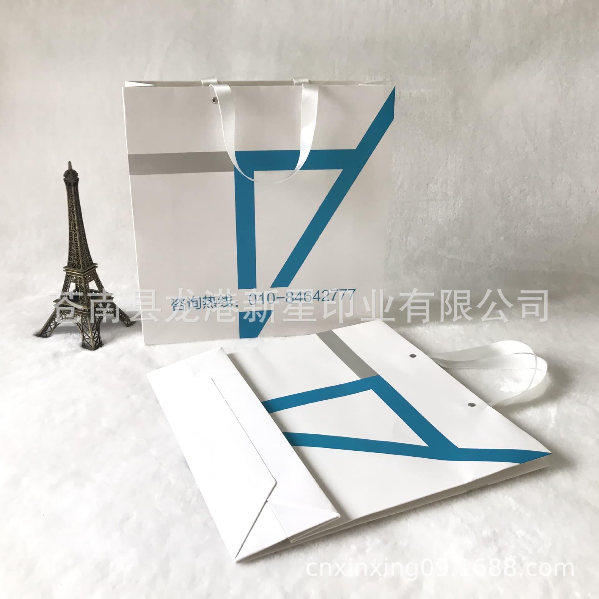 High-end white cardboard bag customization, nylon flat rope handbag, clothing bag gift bag printing