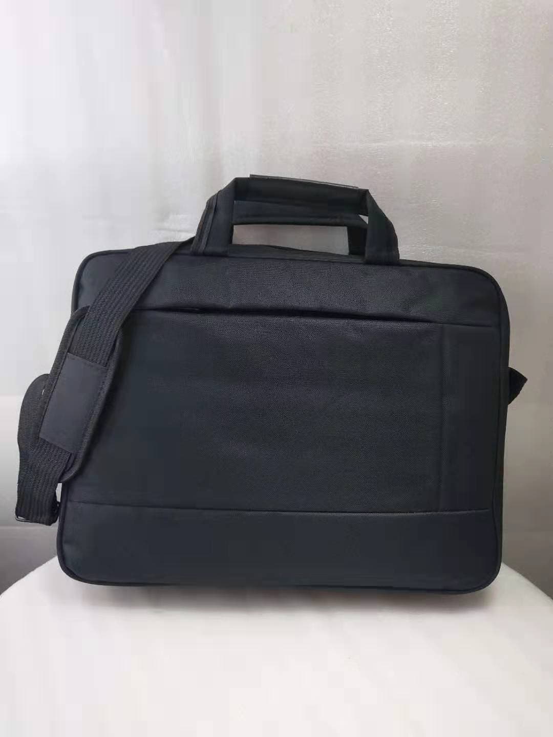 Factory direct sales of 15.6-inch men's shoulder bag for laptops. Customization and logo manufacturing available.