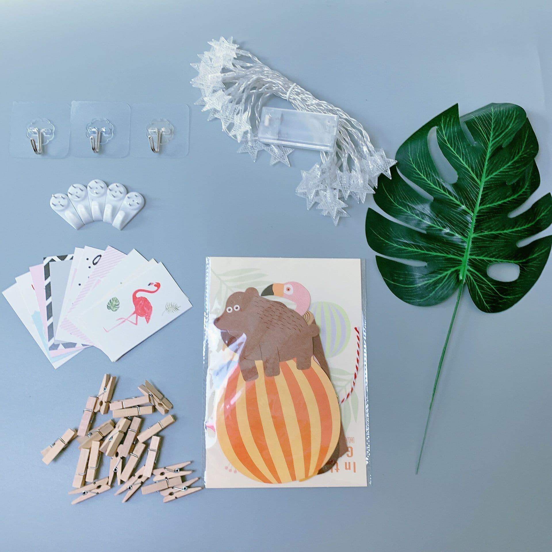 Oil painting frame installation accessories, traceless hooks, wall-mounted grid, dormitory decoration, photo wall hanging, traceless nails