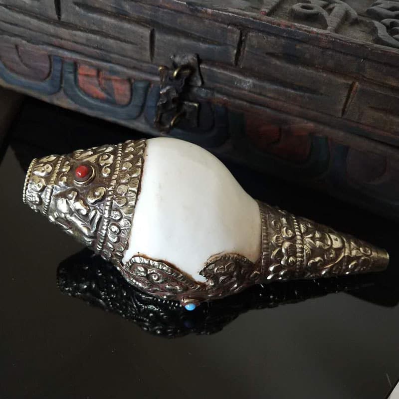 Tibetan ornaments, snails, conches, Tibetan silver and white copper gems, Nepalese handicrafts, eight auspicious treasures, ornaments for practicing law