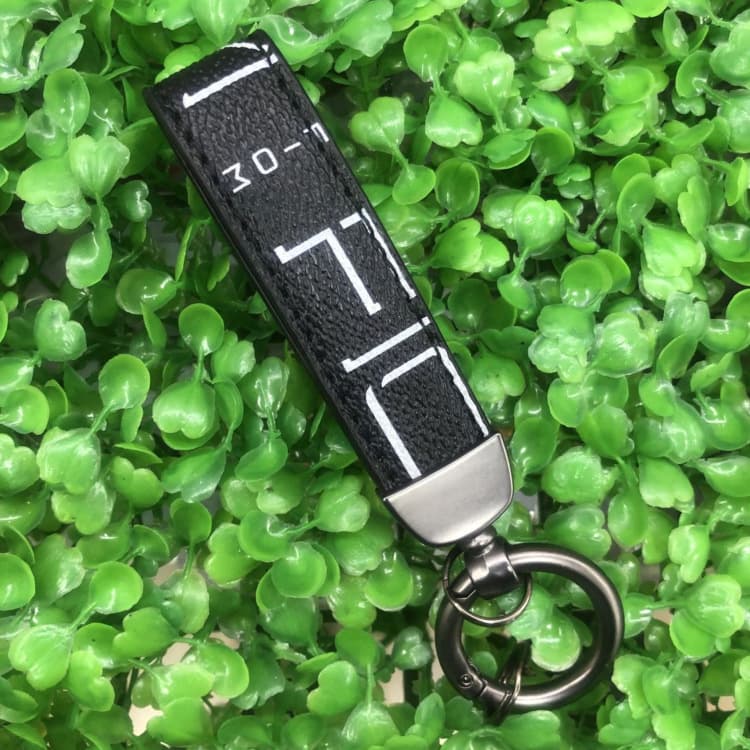 Factory direct sales of fashionable and trendy genuine leather keychains, car key rings, and chain pendants for men and women with personalized lettering.