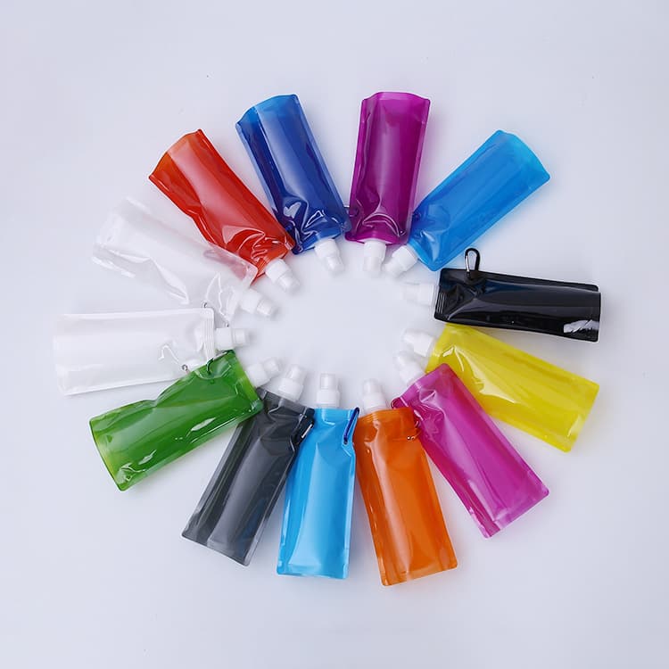 Solid color PE water bags with paper card packaging are available in stock. Foldable water bags/bottles can be printed with various logos.