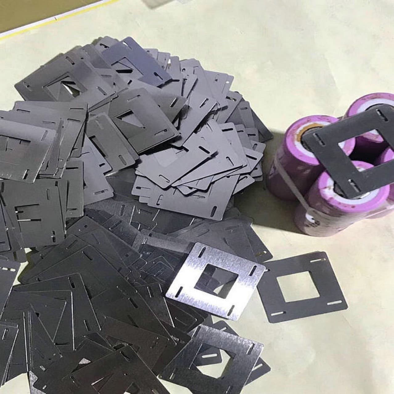 Manufacturer wholesale 18650 lithium battery connection strips, 2*2 arrangement for 4 cells, nickel-plated steel strip for spot welding