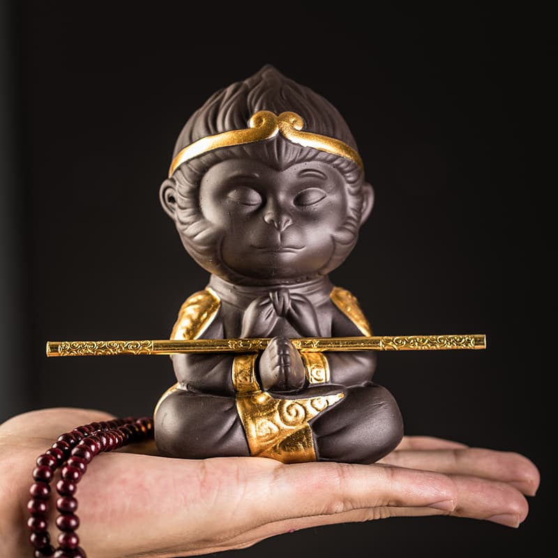 The Monkey King tea pet figurine is a high-quality item that can be raised. It features Sun Wukong's golden cudgel, making it a unique tea set accessory with a Zen-like aesthetic.