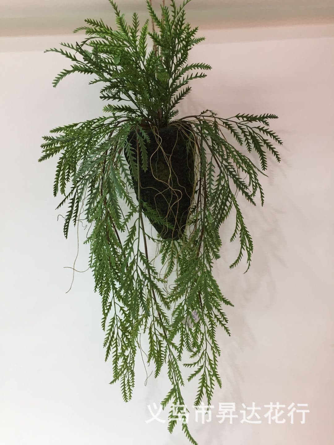 Artificial forest-themed hanging plants, hand-feel ferns with roots, soil, grass balls, for window displays, restaurants, and aerial floral arrangements.