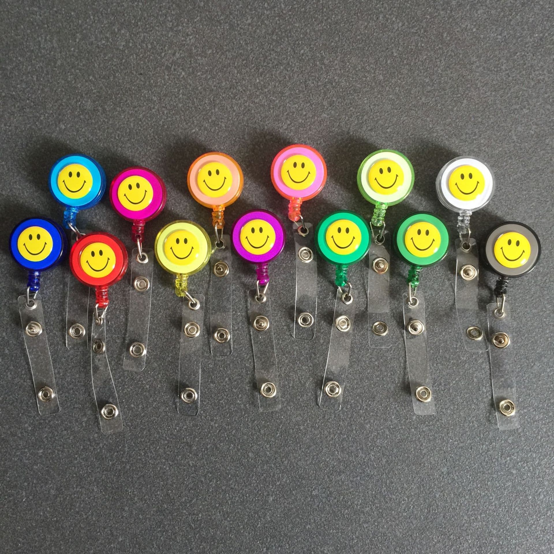 Manufacturer Wholesale LOGO Smiley Face Pull-Tab Pull-String Retractable Clip ID Card Holder Badge Clip Key Work Badge Clip