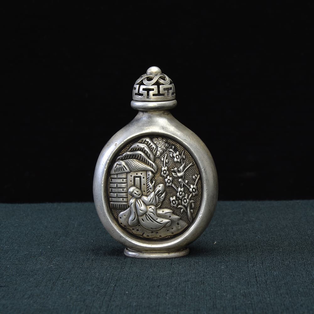 Antique collection, ancient smoking set, gilt silver snuff bottle, double-sided figure pattern, white copper snuff bottle, Qing Xuantong style