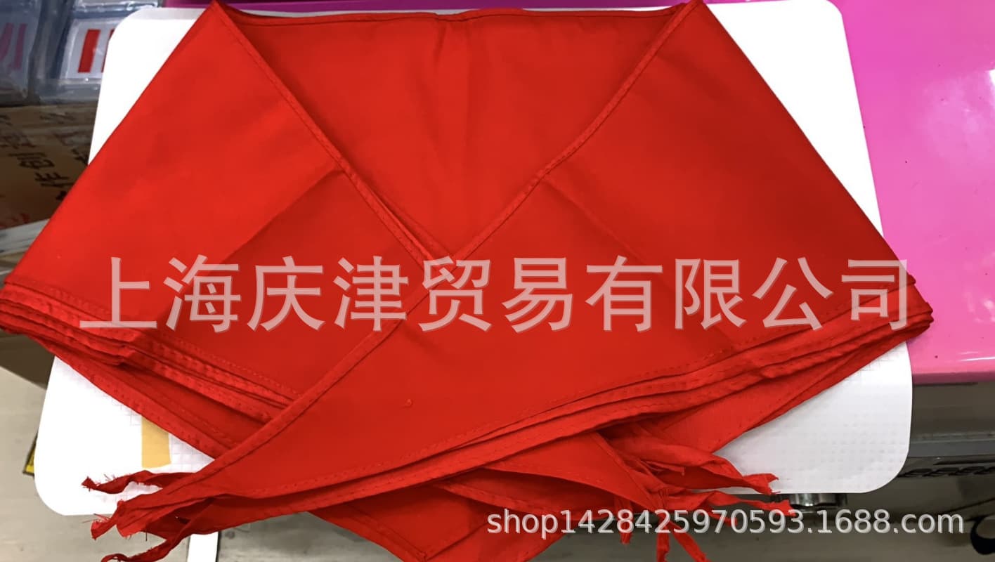 Factory direct stock of large 1.2-meter red scarves for primary and secondary school students.