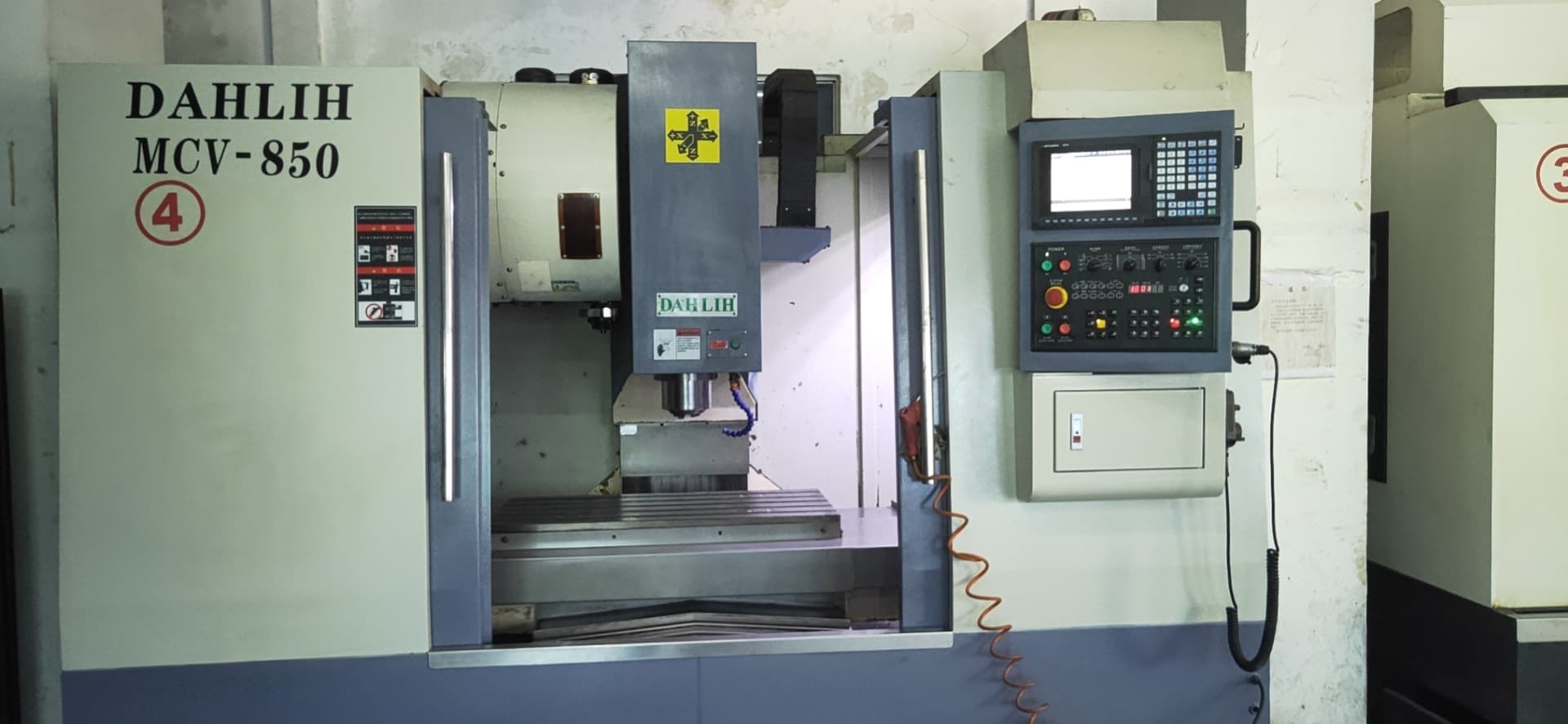 Used Taiwan Dali Machining Center MCV-850 Mitsubishi M70A Mold Package System Two-Line One-Hard CNC Milling Machine
