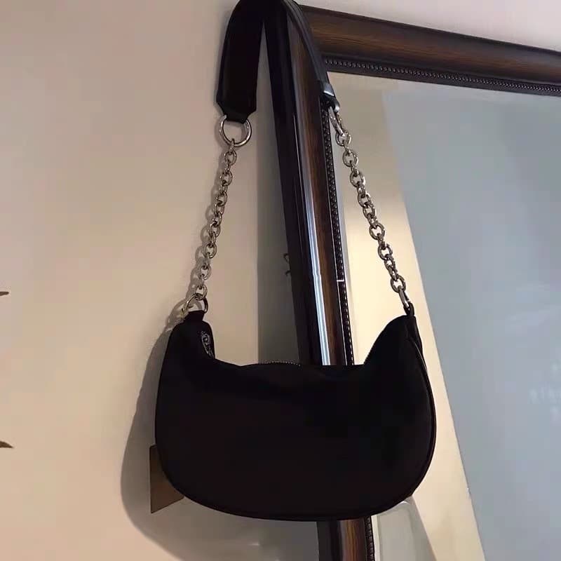 Minimalist, cool, retro style 2025 Spring/Summer new crescent black chain baguette shoulder bag for everyday wear.