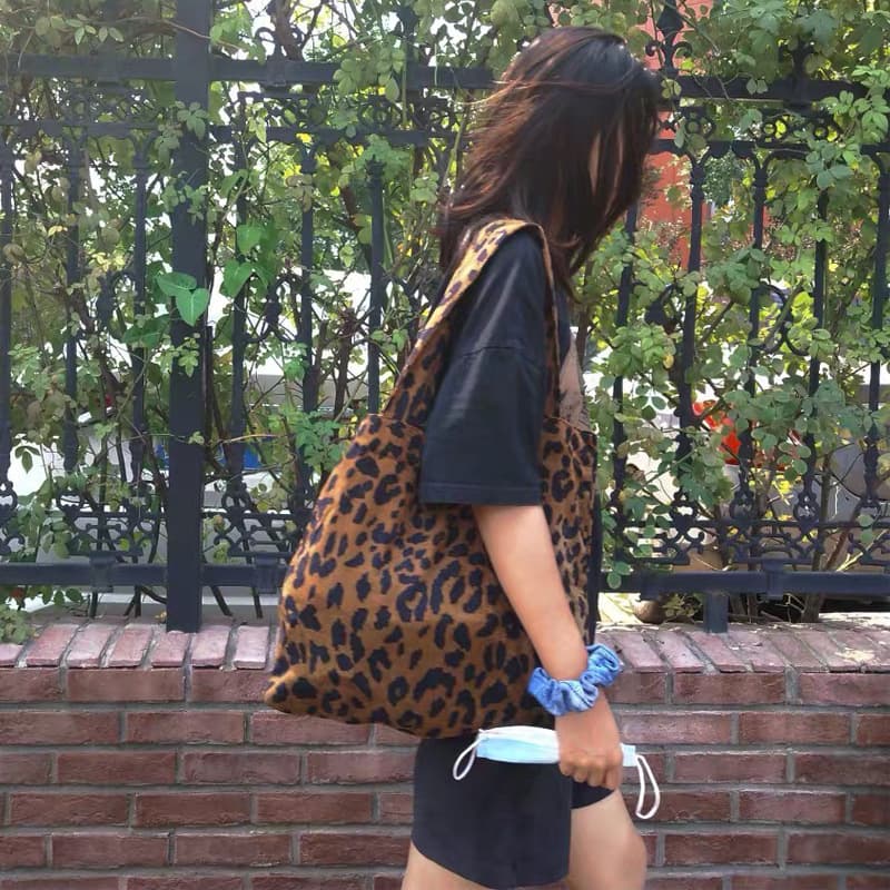 Ins Autumn/Winter Hot Leopard Print Artistic Retro Single Shoulder Bag for Women, Ins Style Simple Corduroy Student Cloth Bag Thin