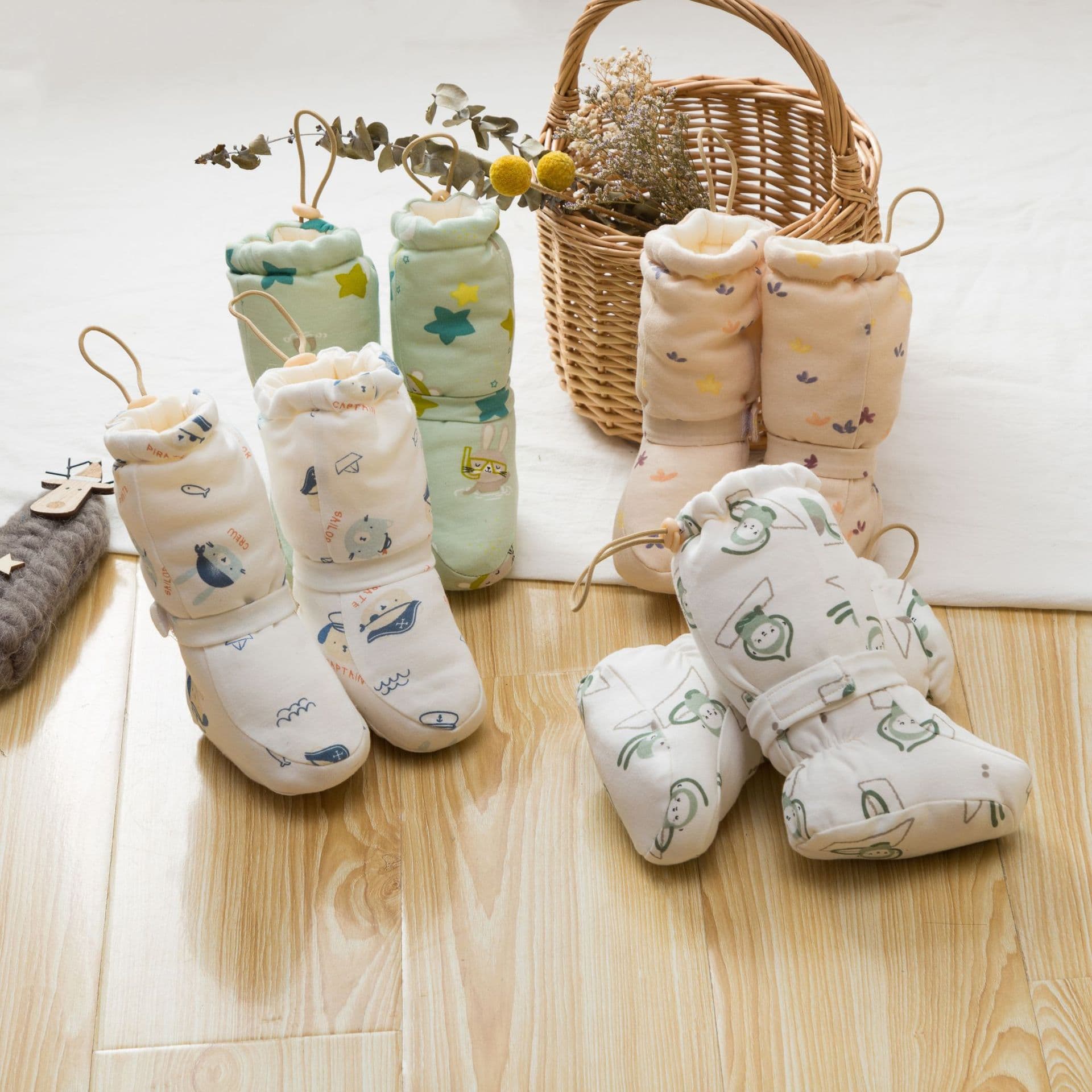 New autumn/winter baby cotton shoes, pure cotton socks, warm baby foot warmers, soft-soled shoes for boys and girls.
