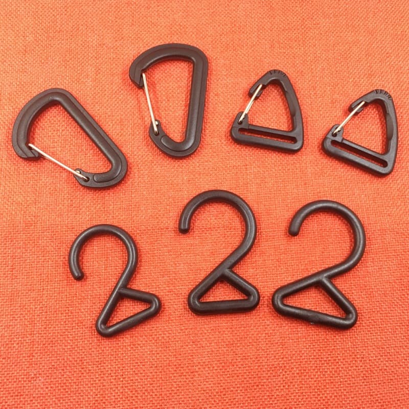 Factory direct plastic carabiner hooks, D-ring hooks, triangular hooks for luggage accessories.