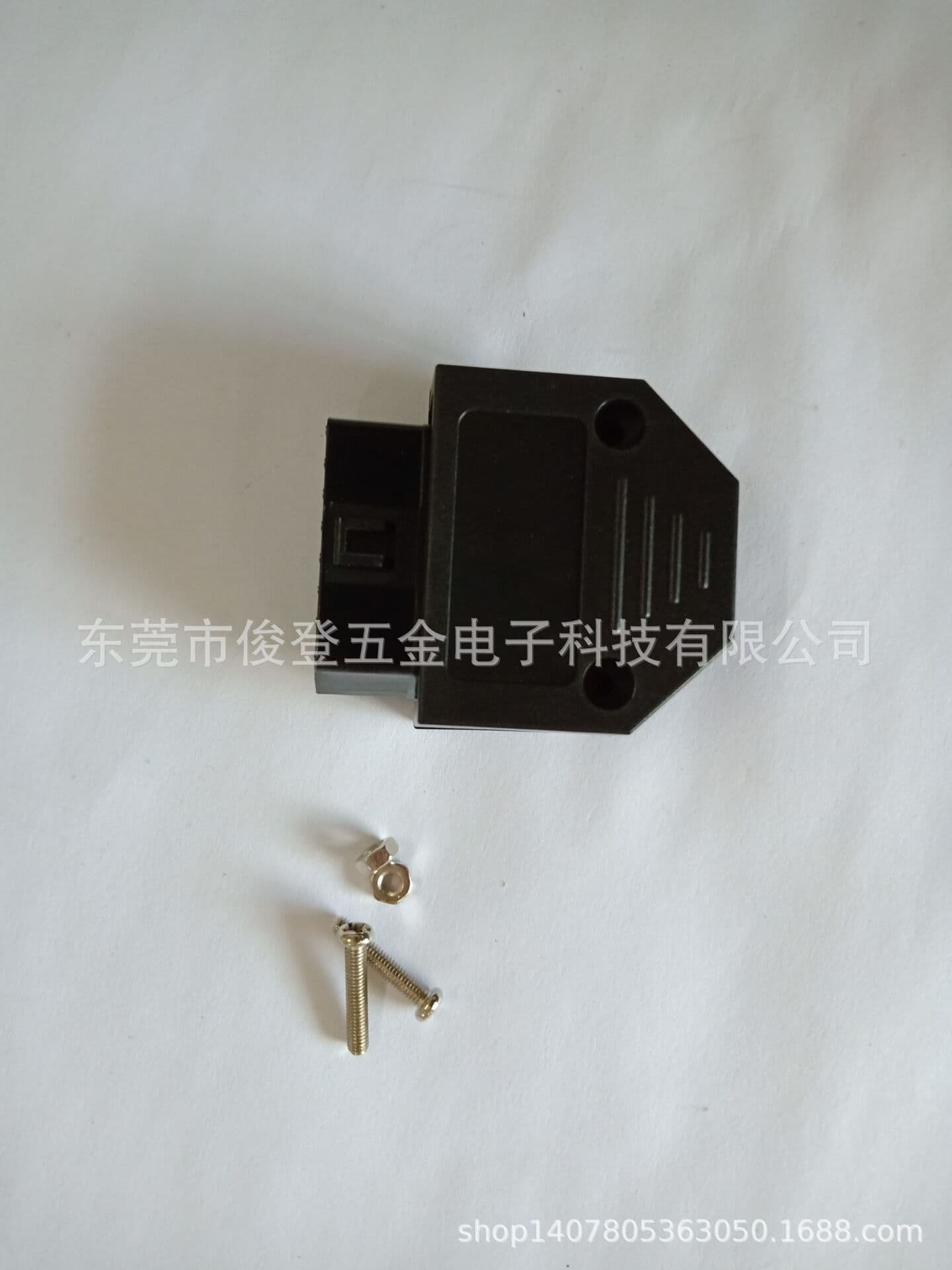 The manufacturer sells OBD2 female head with shell, suitable for OBD wire harness and diagnostic equipment.