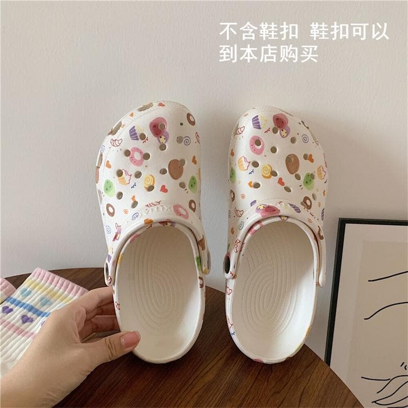 Trendy and cute graffiti-print clogs, platform garden slippers, beach sandals for women, summer.