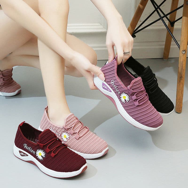 2026 Spring Old Beijing Cloth Shoes Women Canvas Walking Shoes Travel Running Shoes Casual Sports Shoes