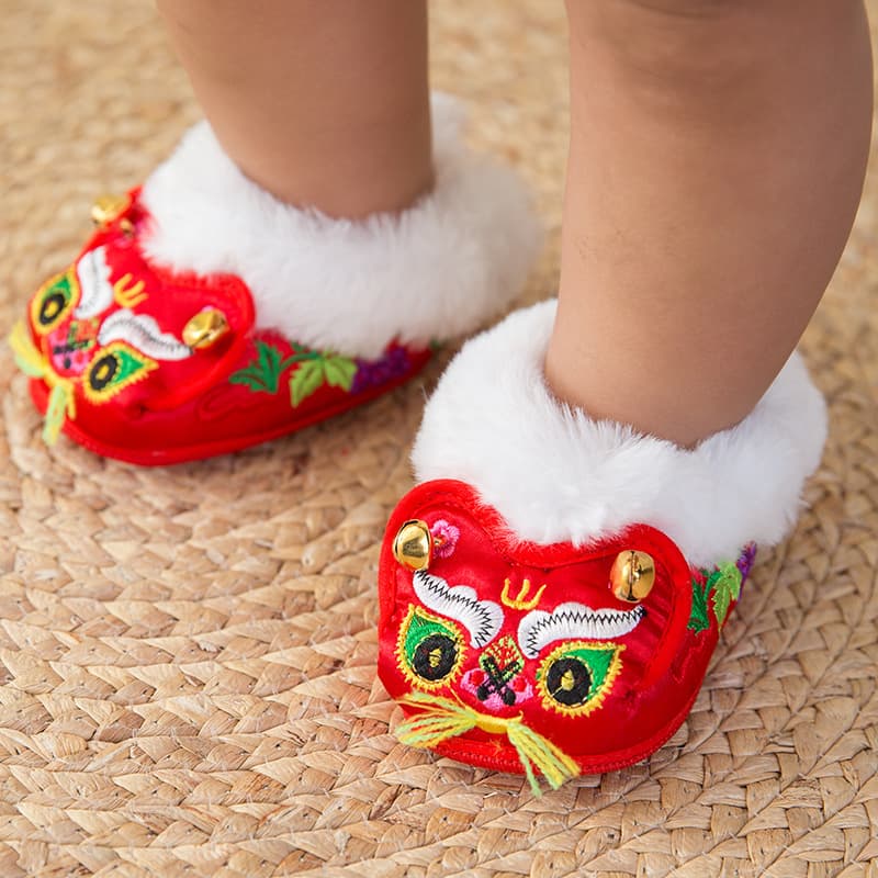 New style baby cat head shoes, thickened and warm, perfect for babies turning one year old or 100 days old, tiger head shoes, soft-soled cotton cloth shoes for infants and toddlers.