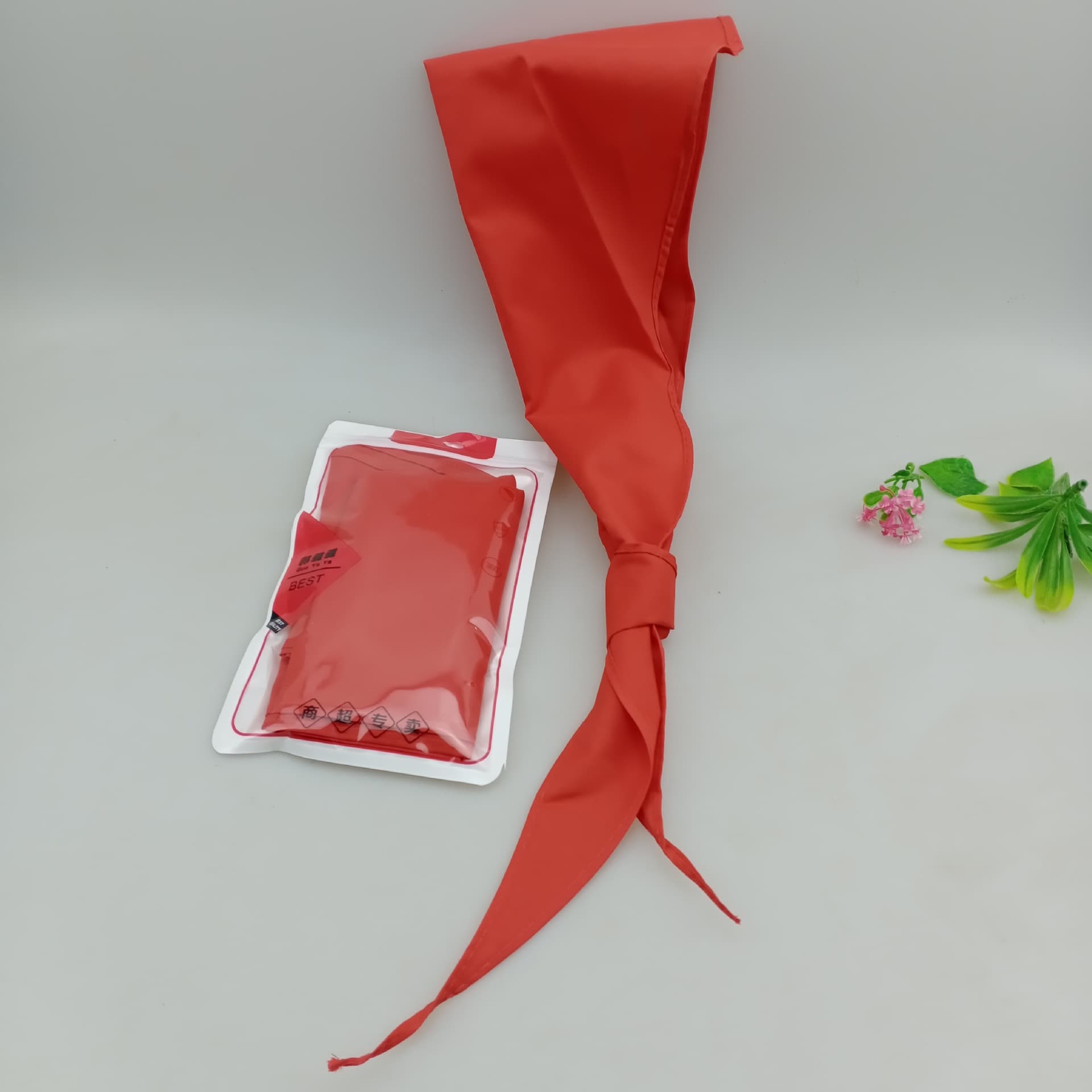 2 yuan wholesale Young Pioneers scarf, three red scarves in bag, two yuan supermarket manufacturer supply