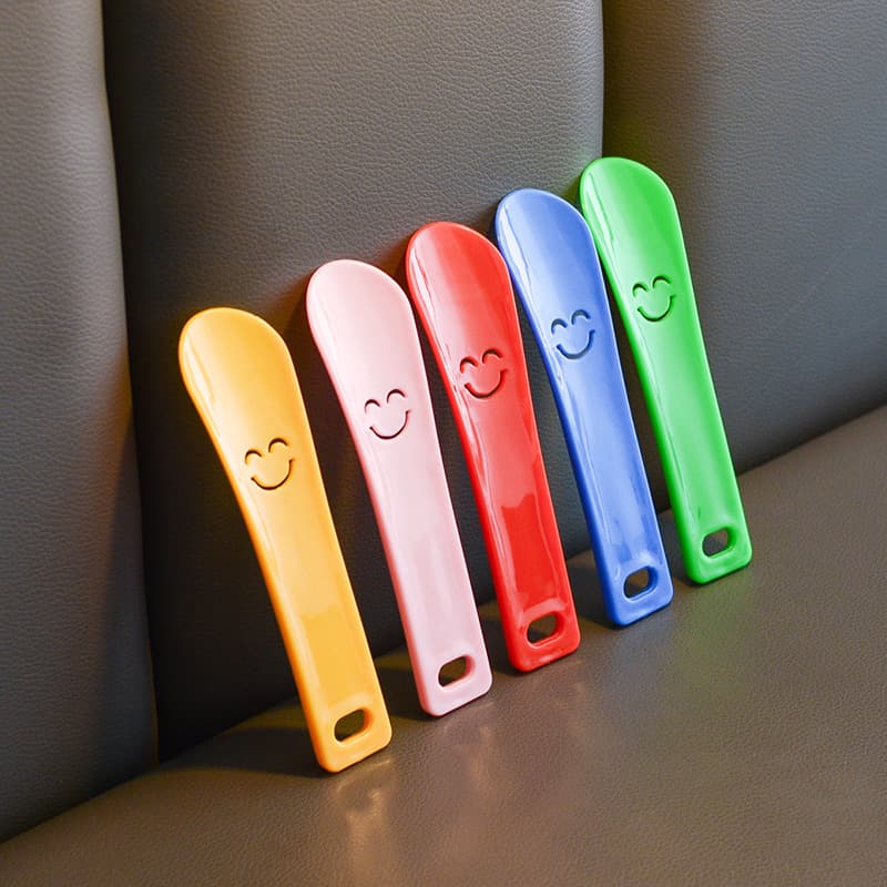 Smiley Face Shoe Lifter - Mini Portable Shoe Helper - Household Plastic Small Gift Shoe Puller Wholesale