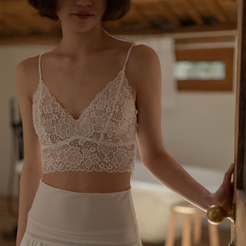 French-style strapless bandeau bra for women, wire-free, ultra-thin bralette with lace, backless design, triangle cup