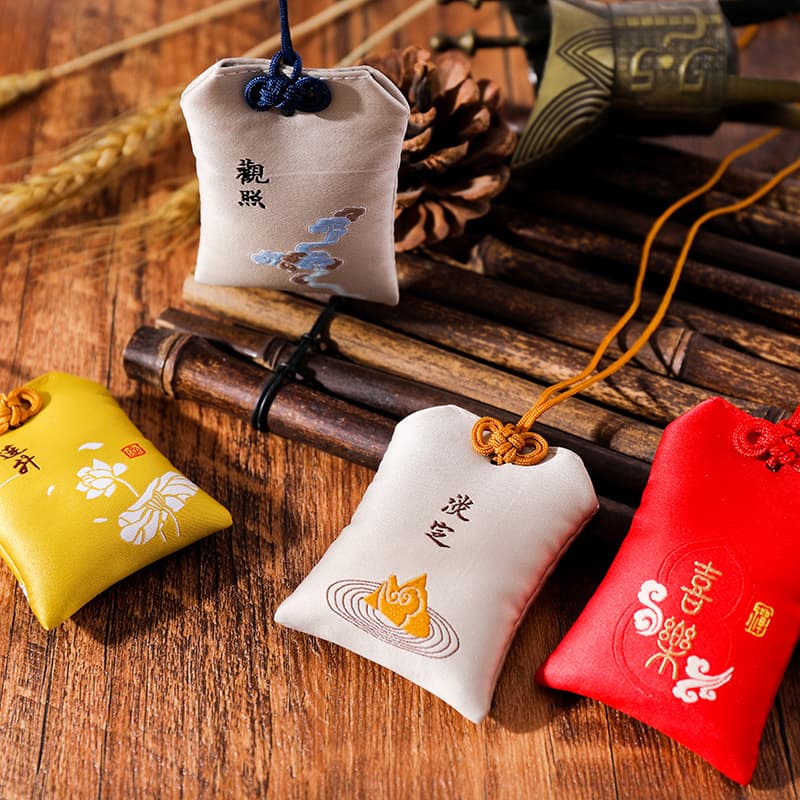 Factory wholesale of antique-style sachets, retro blessing bags, car pendants, amulets, protective charms, and purses.
