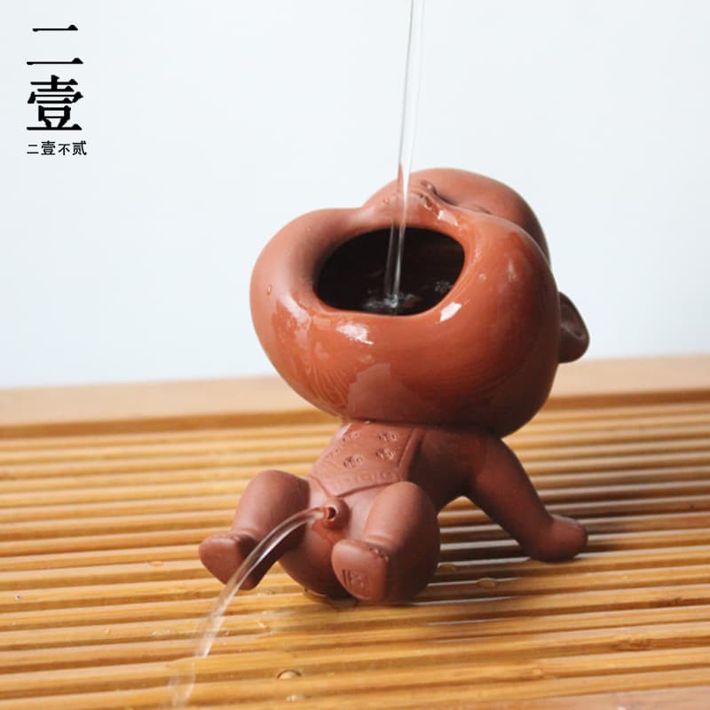 Purple clay urinating toy tea pet ornament, can be kept at home, tea tray, peeing doll tea toy, children's water spray accessory, miniature tea fun.