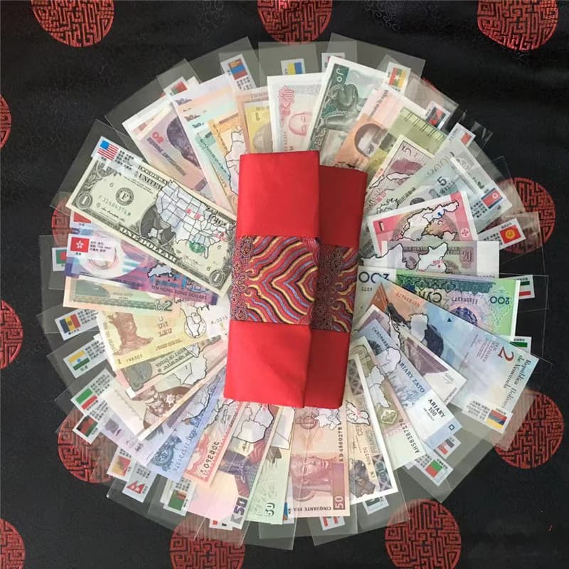 52 non-duplicate red envelopes of foreign currency banknotes from 28 countries. National supply. Not in circulation.