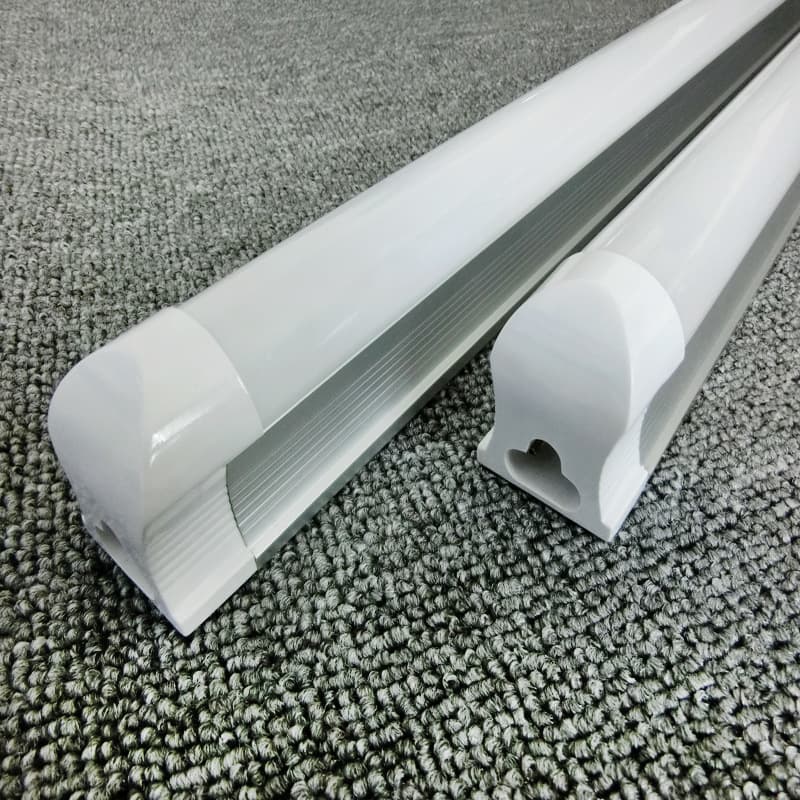 LED integrated bracket lamp T8 lamp 0.9M patch type LED lamp white light yellow light LED lamp wholesale