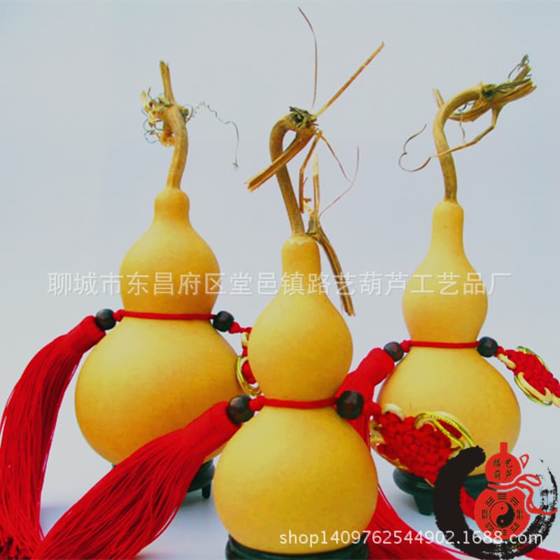 Factory direct natural gourds, small gourd decorative ornaments, with Chinese knot gourd craft hanging pieces wholesale.