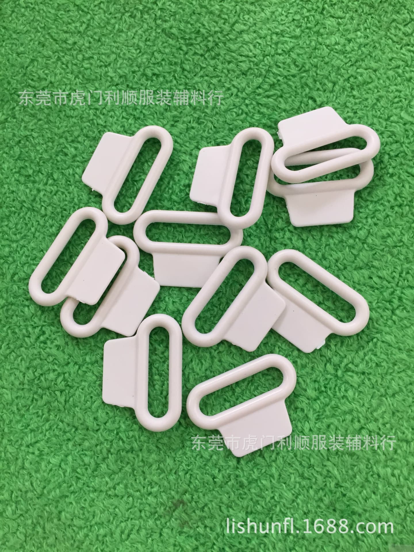 In stock: 6/8" plastic square buckle with edge stitching, 20mm nylon square buckle with edge stitching, shoe buckle, 2cm hat buckle.